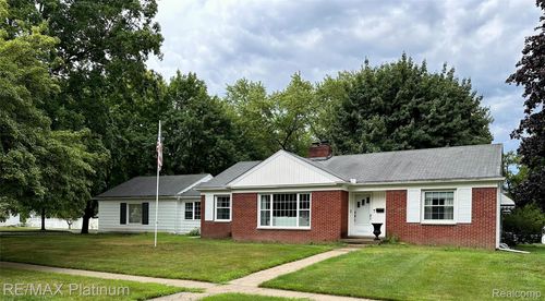 305 S Tompkins St, Howell, MI, 48843-2045 | Card Image