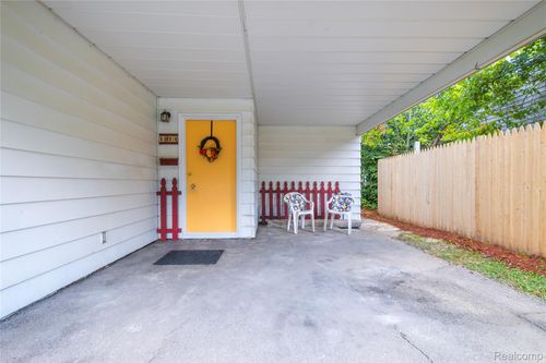 1814 Carmanbrook Pkwy, Flint, MI, 48507-1444 | Card Image