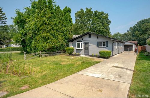 39588 Chart St, Harrison Township, MI, 48045-1723 | Card Image