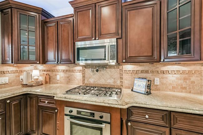 Enjoy superior cooking with this premium gas range. | Image 15