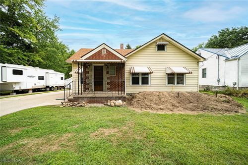 411 Eastlawn St, Geneva, OH, 44041-1613 | Card Image
