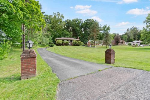 215 Arborwood Dr, Gibsonia, PA, 15044-9228 | Card Image