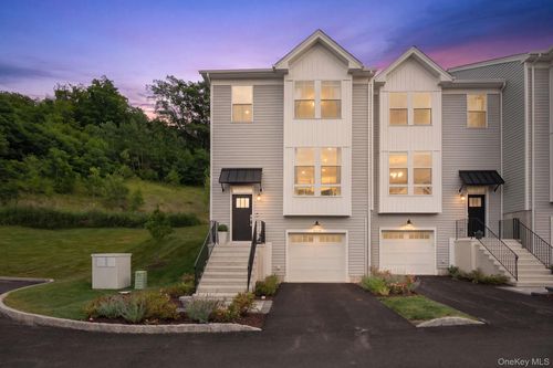 4048 Chestnut Ridge Rd, Fishkill, NY, 12524-4997 | Card Image
