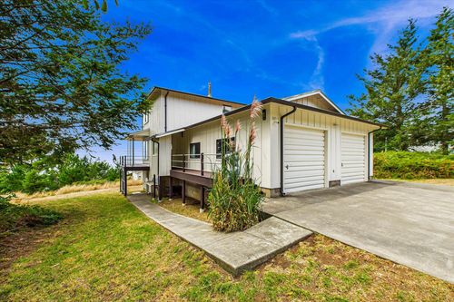 82 Fawn Dr, Whitethorn, CA, 95589-9127 | Card Image