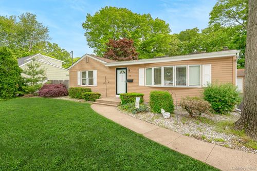 20 Amherst St, Islip, NY, 11751-1402 | Card Image