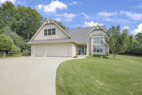 W270N2468 Orchard Lane, Pewaukee, WI, 53072 | Card Image