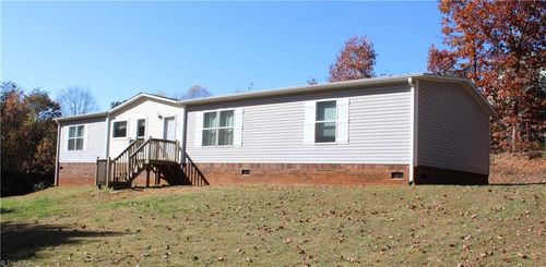 235 Hunter Ridge Ln, Ararat, NC, 27007-8471 | Card Image