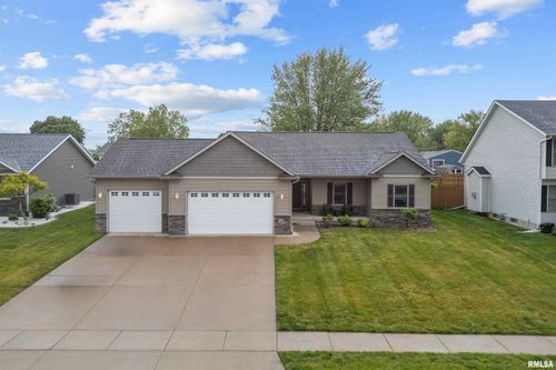 510 Pinehurst Dr, Eldridge, IA, 52748-2108 | Card Image