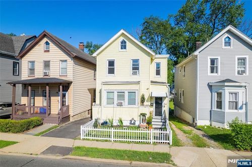 321 Grove St, East Orange, NJ, 07017-4520 | Card Image