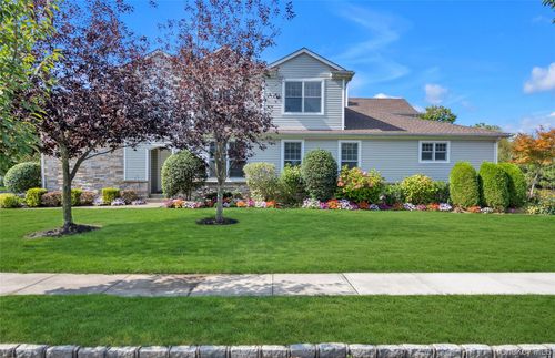 626 Village Grn N, Port Washington, NY, 11050-4717 | Card Image