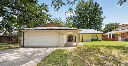 2209 S Juniper Ave, Broken Arrow, OK, 74012-7658 | Card Image