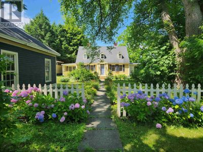 382 Main St, House other with 3 bedrooms, 3 bathrooms and null parking in Liverpool NS | Image 2