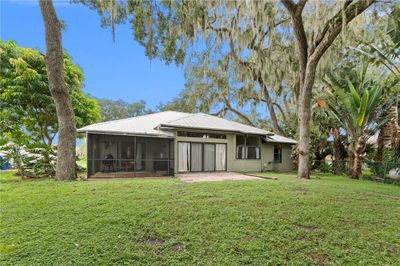 Large fully fenced back yard | Image 3