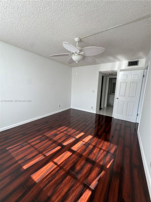 apt-201-9330 Lagoon Pl, Davie, FL, 33324-6740 | Card Image