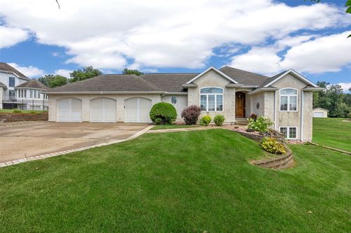 8401 Santa Maria Dr Sw, Cedar Rapids, IA, 52404-9034 | Card Image