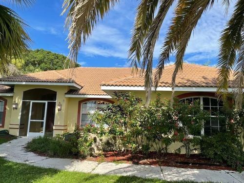 494 Lake Of The Woods Dr, VENICE, FL, 34293-7219 | Card Image