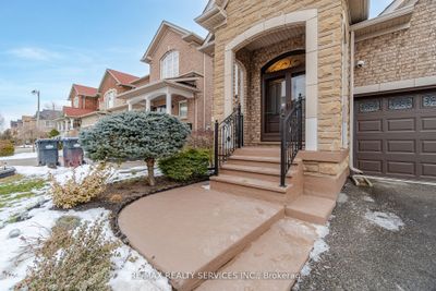 7 Amboise Cres, House other with 3 bedrooms, 3 bathrooms and 6 parking in Brampton ON | Image 3