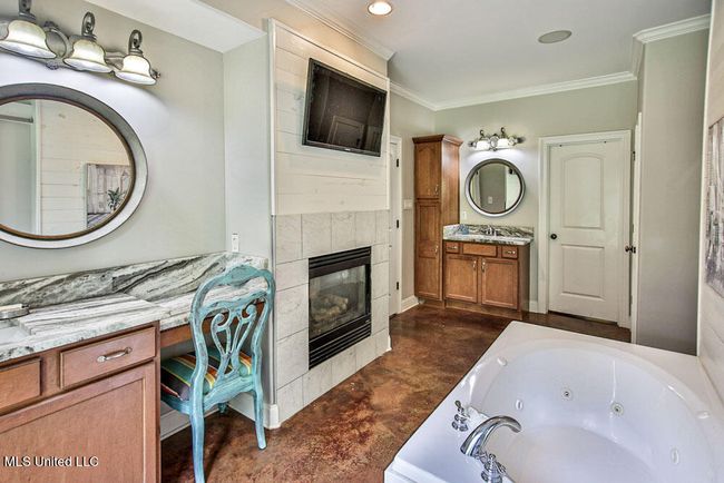 Dual Sinks and Sitting Area | Image 23