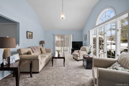 339 Oakwood Ave, Bayport, NY, 11705-1753 | Card Image