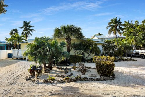 18 Man O War Dr, Marathon, FL, 33050-3940 | Card Image