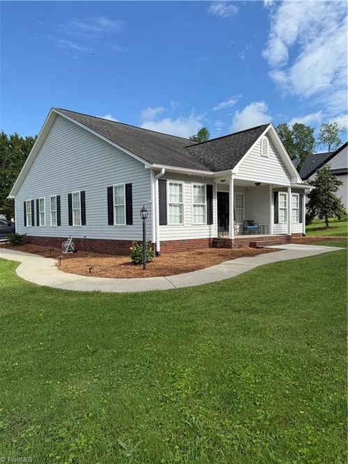 525 Bennett St, Mount Airy, NC, 27030-5878 | Card Image