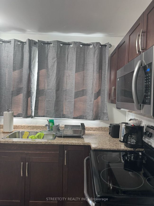 22 Tweedsmuir Ave, House other with 3 bedrooms, 1 bathrooms and 2 parking in London ON | Image 4
