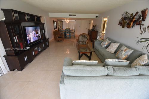 309-3800 Oaks Clubhouse Dr, Pompano Beach, FL, 33069-3664 | Card Image