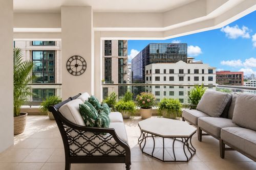 5d-2300 Wolf Street, Dallas, TX, 75201 | Card Image