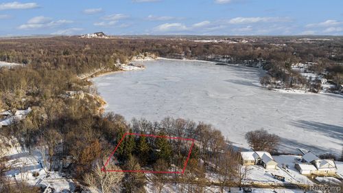 14325 Lakeshore Dr, Holly, MI, 48442-8807 | Card Image