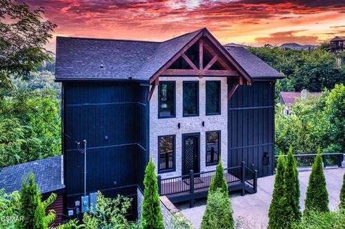 887 Sourwood Dr, Gatlinburg, TN, 37738-4315 | Card Image