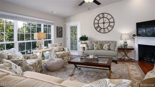 27202 Chesapeake Cir, Walled Lake, MI, 48390-5921 | Card Image