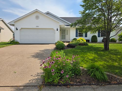 2223 E 57th St, Davenport, IA, 52807-2758 | Card Image