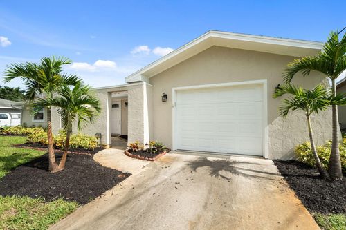 372 Se Oakridge Dr, Port St. Lucie, FL, 34984-5134 | Card Image