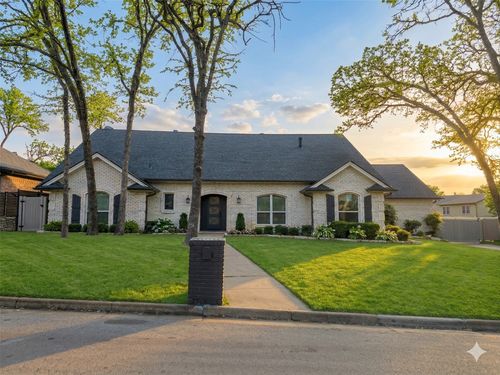 2202 Woodsong Trl, Arlington, TX, 76016-1039 | Card Image