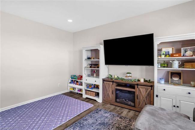 Den | Image 18