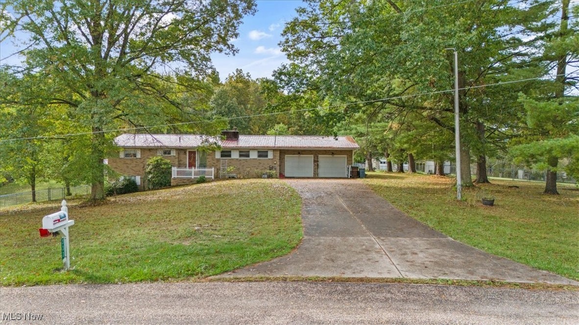 Roberts Dr, Belpre, OH 45714