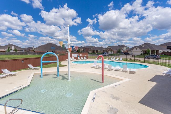 Community pool with splash pad | Image 39