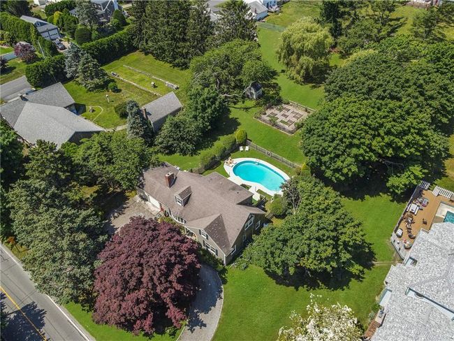 569 Turner Rd, Home with 4 bedrooms, 3 bathrooms and 6 parking in Middletown RI | Image 5