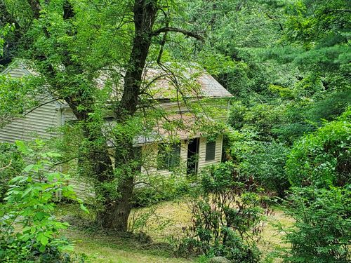 28 Trumbull St, Bantam, CT, 06750-1508 | Card Image