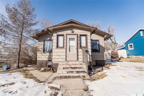 830 7th Avenue Nw, Moose Jaw, SK, S6H4C2 | Card Image
