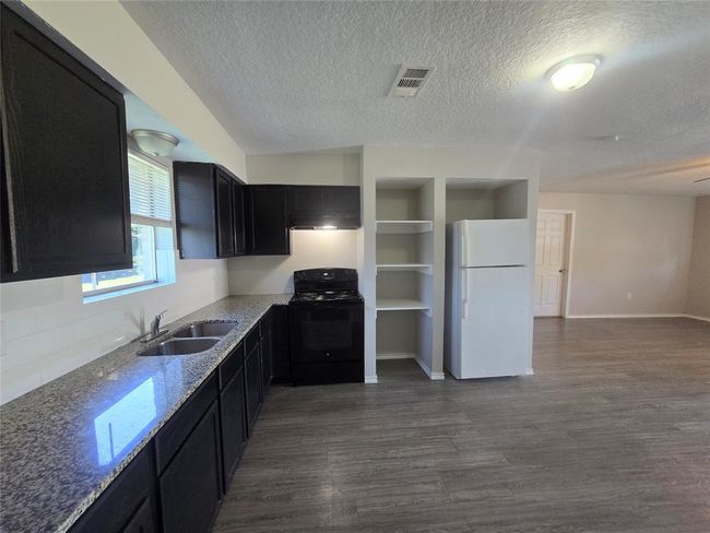 UNIT-13 - 3451 W Highway 6, Home with 2 bedrooms, 1 bathrooms and 1 parking in Alvin TX | Image 4