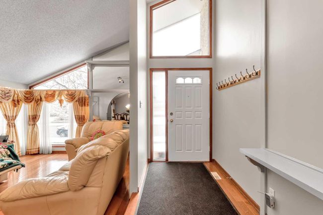 4720 60 Street Ne, Home with 5 bedrooms, 3 bathrooms and 4 parking in Calgary AB | Image 2