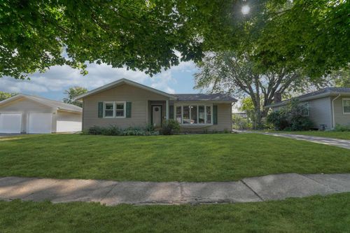 2416 Valley Park Dr, Cedar Falls, IA, 50613-5210 | Card Image