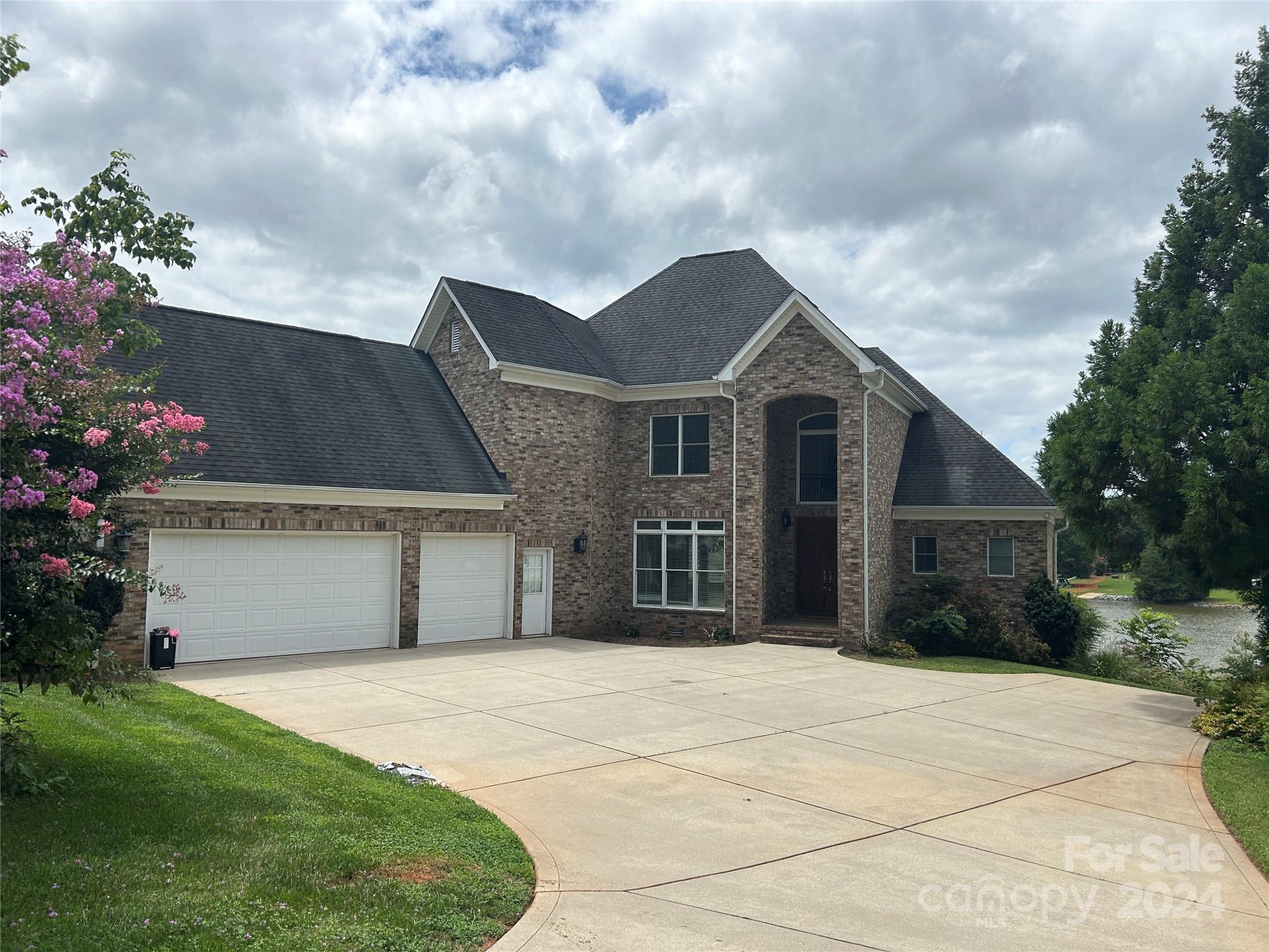 Donnive Dr, Mooresville, NC 28117