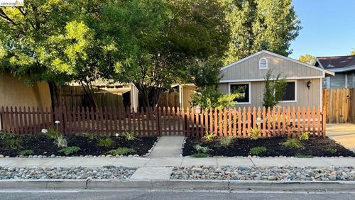 208 Circuit Dr, Roseville, CA, 95678-2220 | Card Image