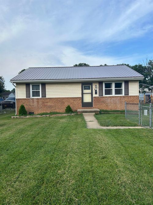 813 Ivy St, WAYNESBORO, VA, 22980-3748 | Card Image