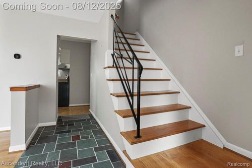 32418 Washington St, Livonia, MI, 48150-3716 | Card Image