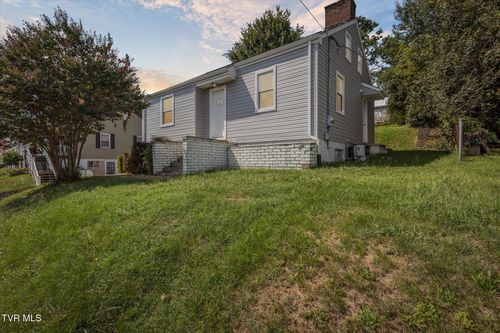 562 Lovedale Dr, Kingsport, TN, 37660-3217 | Card Image