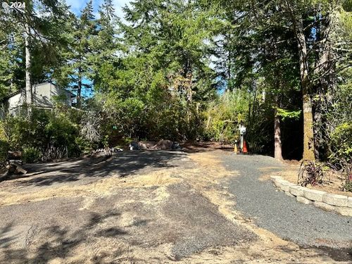 253 Outer Dr, Florence, OR, 97439-8777 | Card Image
