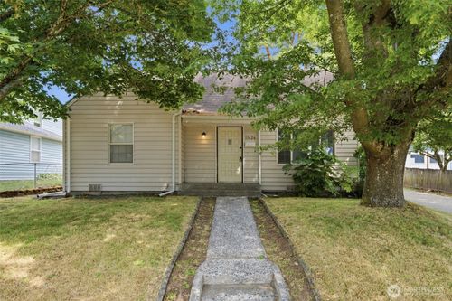 11426 Crestwood Dr S, Seattle, WA, 98178-3165 | Card Image